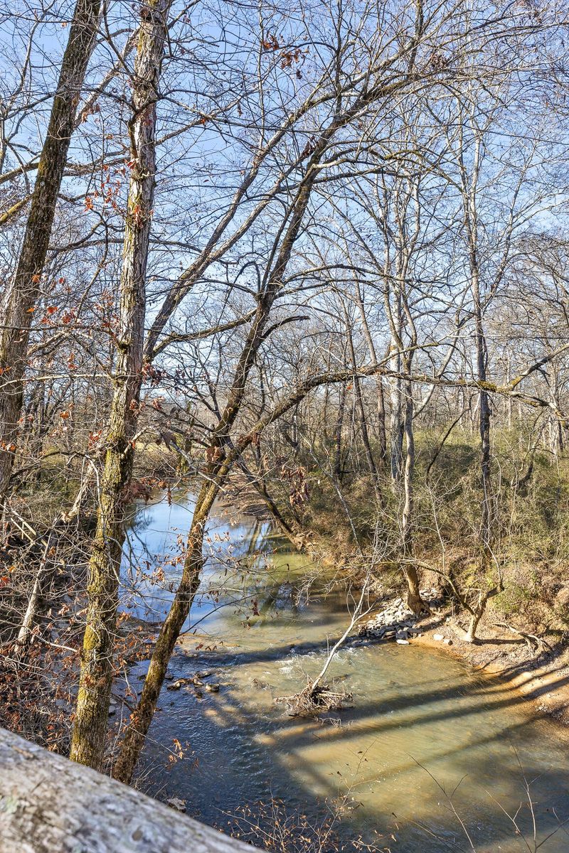 210 Creeks Bend Dr, Chickamauga, GA 30707