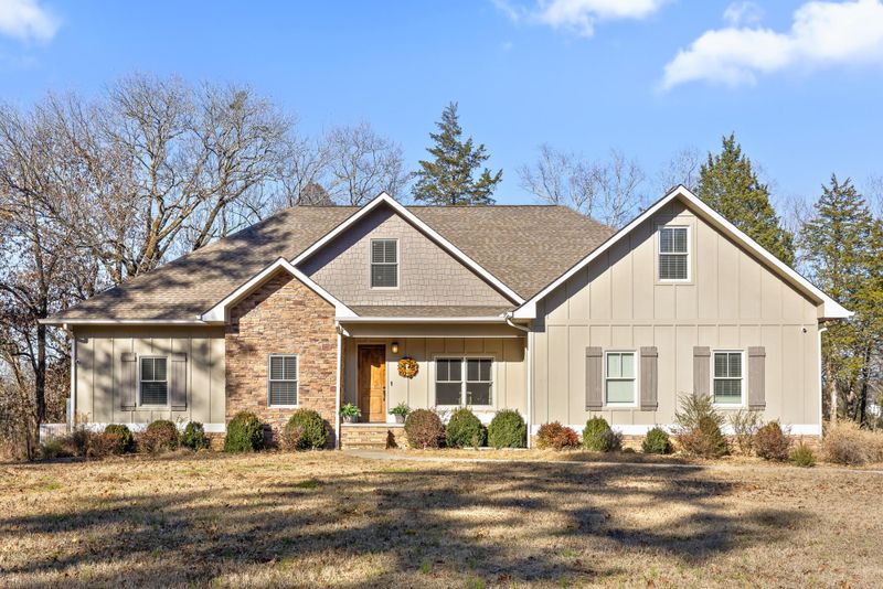 210 Creeks Bend Dr, Chickamauga, GA 30707