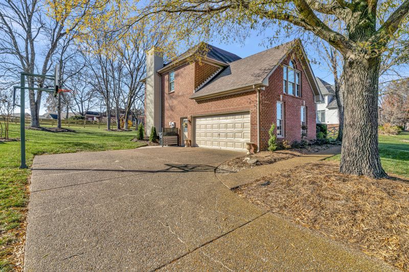 1010 Creekglen Ct, Hendersonville, TN 37075