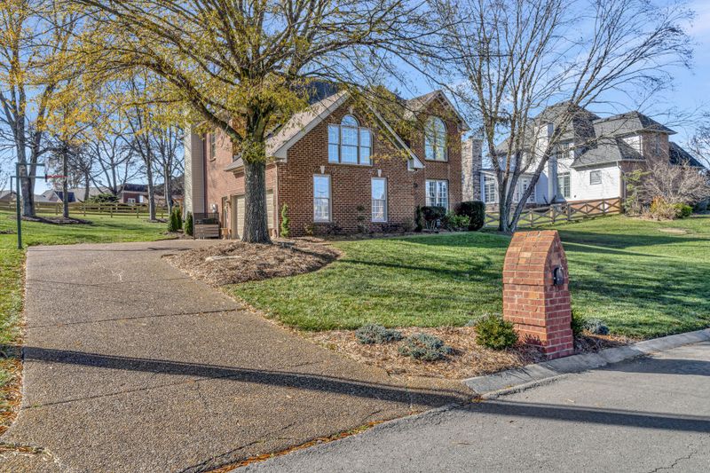 1010 Creekglen Ct, Hendersonville, TN 37075