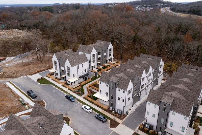 376 E Village Ln, Nashville, TN 37216