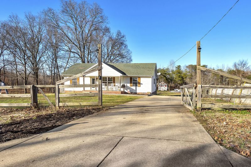 527 Colliers Bend Rd, Charlotte, TN 37036
