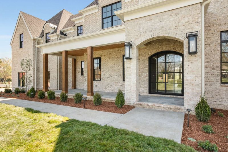 737 W Meade Dr, Nashville, TN 37205