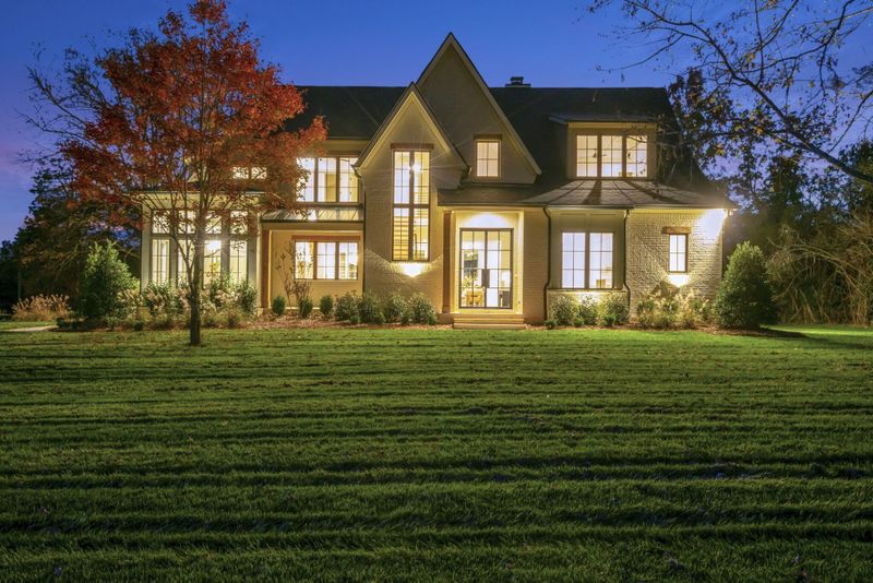2001 Kingsbury Dr, Nashville, TN 37215