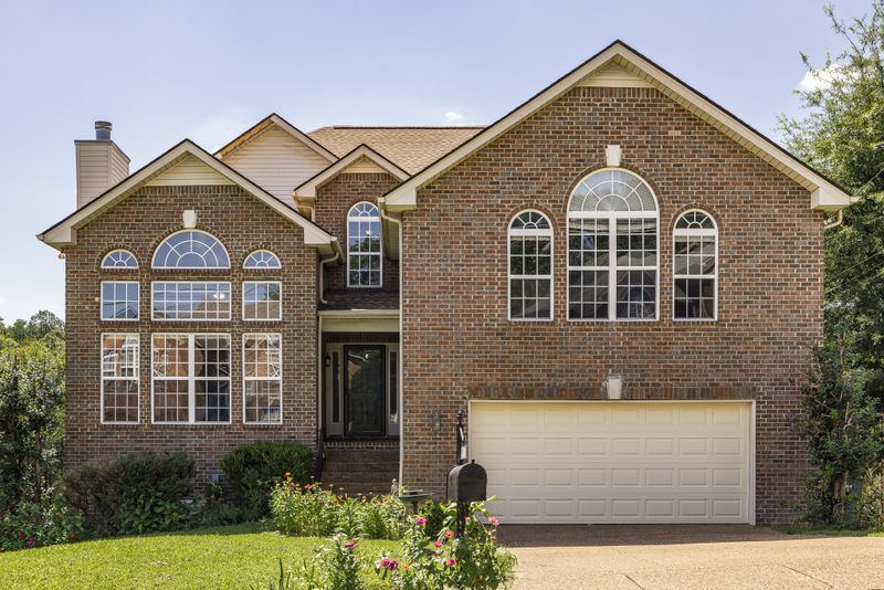 7241 Sugarloaf Dr, Nashville, TN 37211