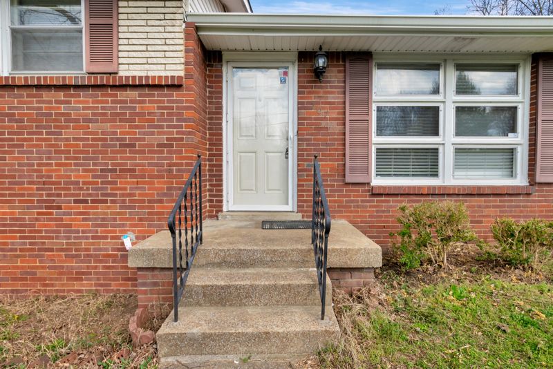707 Robert Burns Dr, Nashville, TN 37217