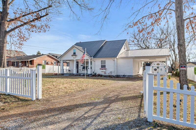 102 Elm St W, Ashland City, TN 37015