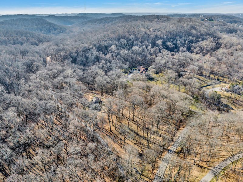 945 Overton Lea Rd, Nashville, TN 37220