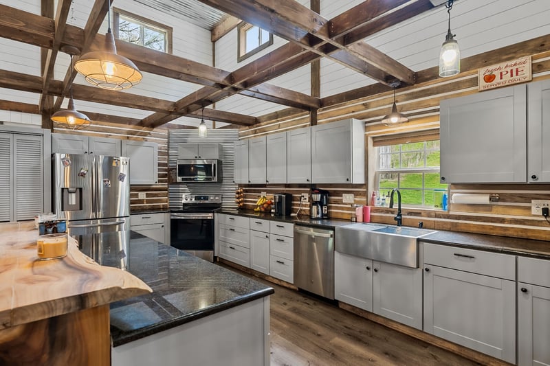 53 Friendship Hollow Rd N, Pleasant Shade, TN 37145