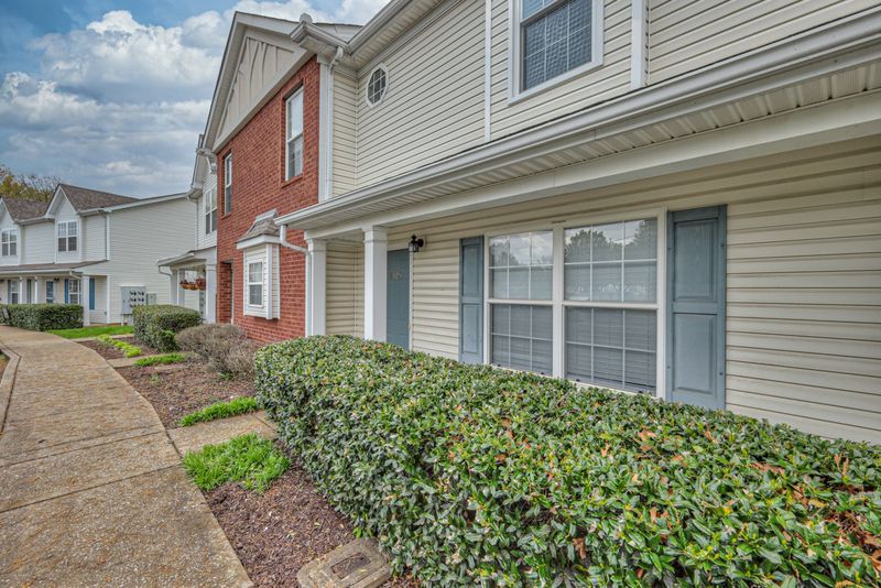 8025 Mickey Katz Cir, La Vergne, TN 37086