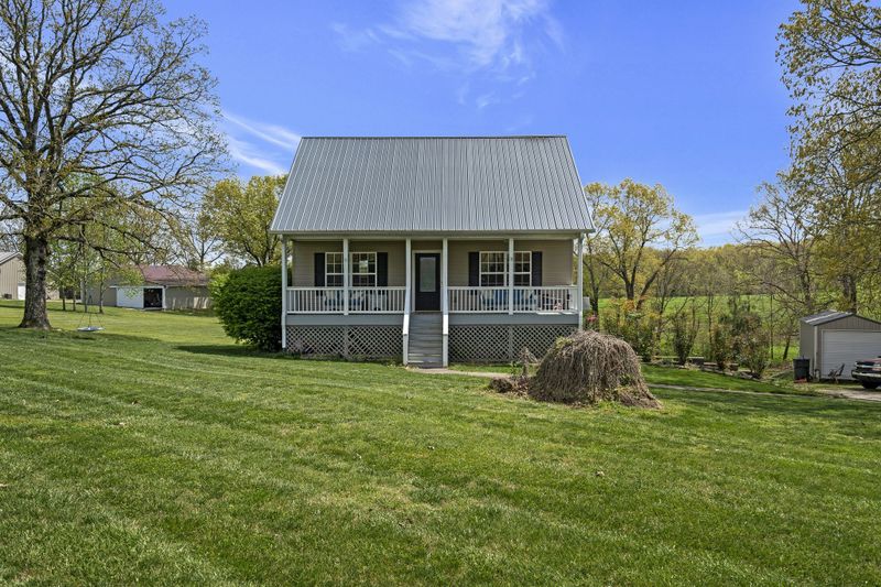 980 Hoover Rd, Burns, TN 37029