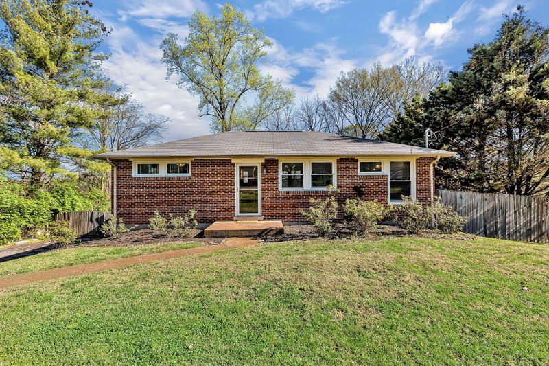 542 Whispering Hills Dr, Nashville, TN 37211