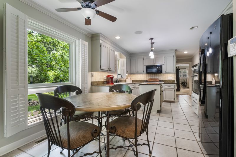 1713 Kenesaw Dr, Nashville, TN 37215