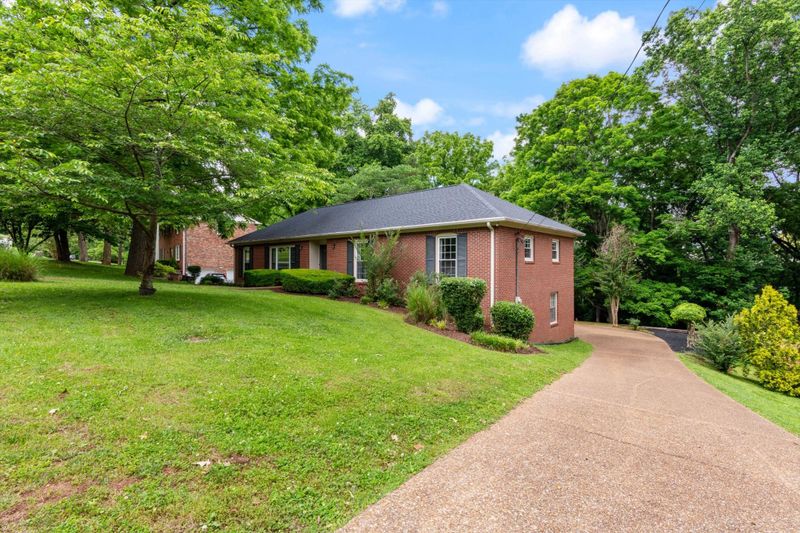 848 Highland Crest Dr, Nashville, TN 37205