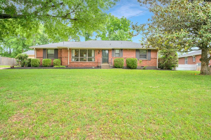 727 Robert Burns Dr, Nashville, TN 37217