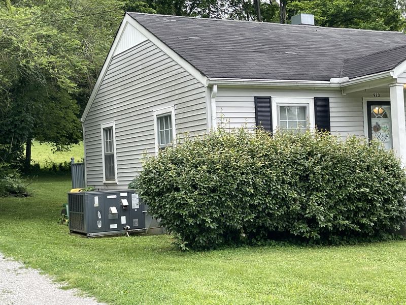 923 E Valley Dr, Columbia, TN 38401