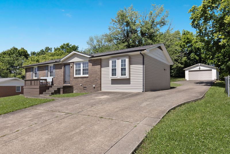 221 S Valley Rd, Hendersonville, TN 37075