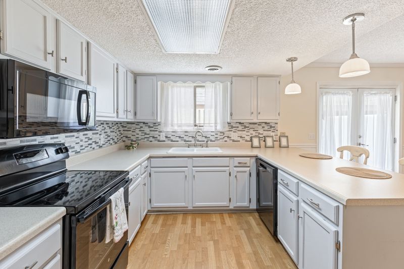204 Lake Chateau Dr, Hermitage, TN 37076