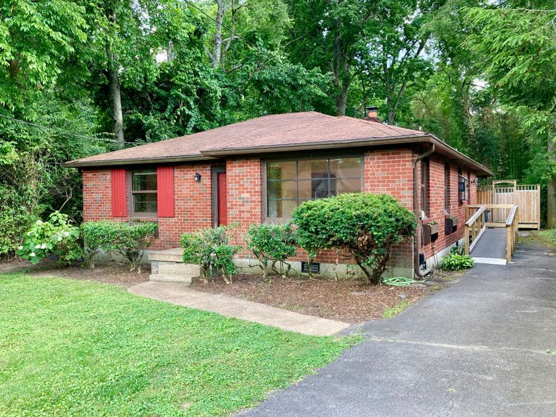1113 Woodvale Dr, Nashville, TN 37204