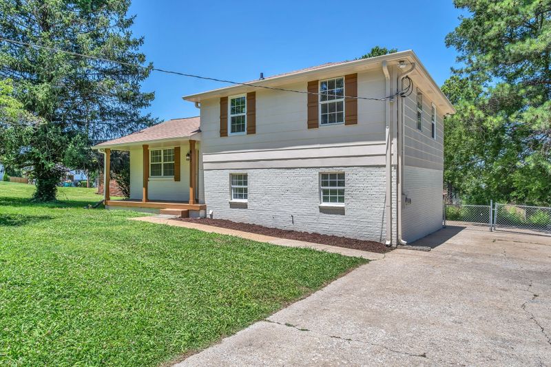 817 Hermitage Rdg, Hermitage, TN 37076