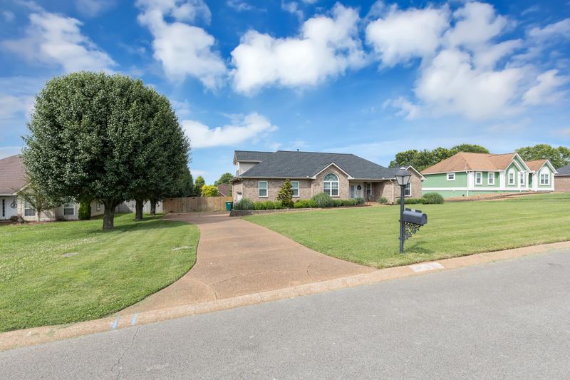 1213 Hunters Point Ln, Spring Hill, TN 37174