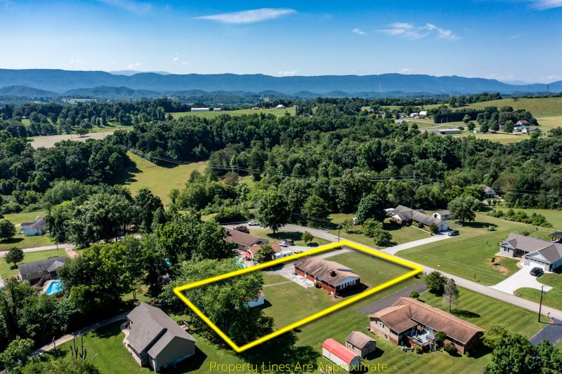 518 Peterson Ln, Maryville, TN 37803