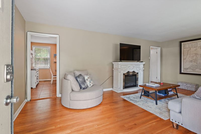 613 Harding Pl, Nashville, TN 37211