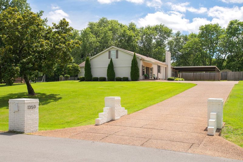 1350 Dickerson Bay Dr, Gallatin, TN 37066