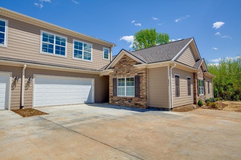 2684 Stonecenter Ln, Murfreesboro, TN 37128