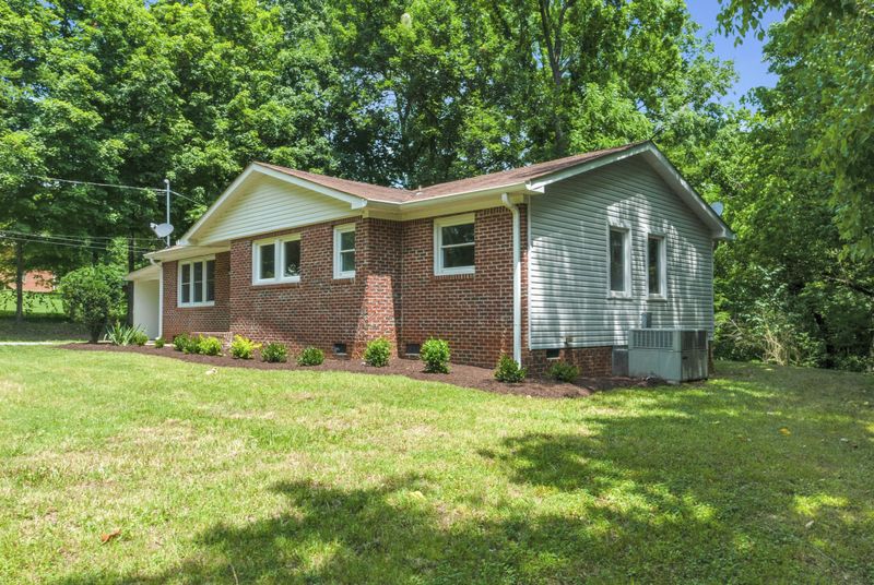 301 General Roberts Dr, Columbia, TN 38401