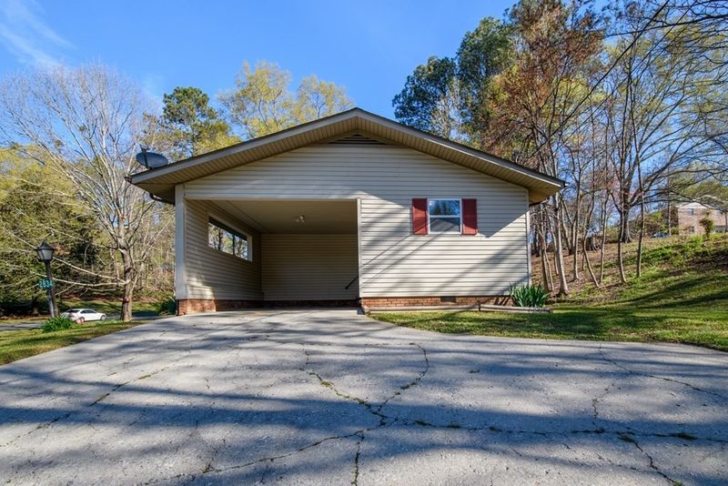2834 Suncrest Dr, Dalton, GA 30720