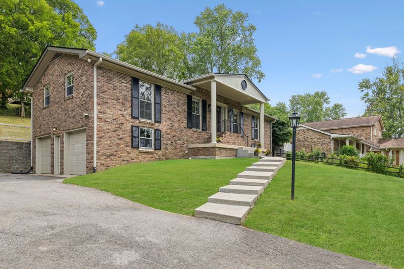 7151 Birch Bark Dr, Nashville, TN 37221
