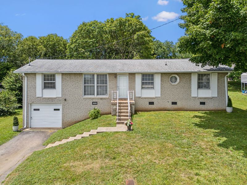 302 Bonnaspring Dr, Hermitage, TN 37076