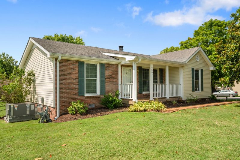 7201 Green Meadows Ln, Nashville, TN 37221