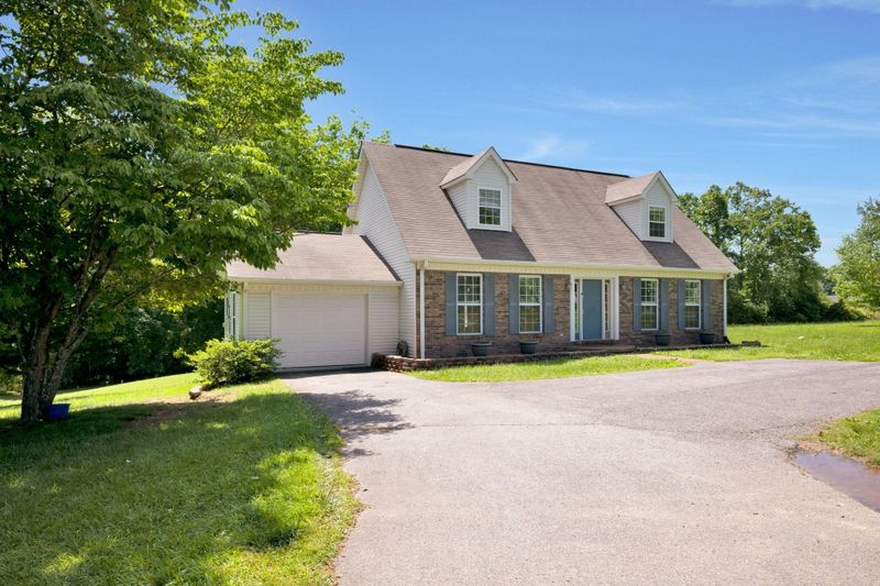 100 West Dell Rd, Dickson, TN 37055