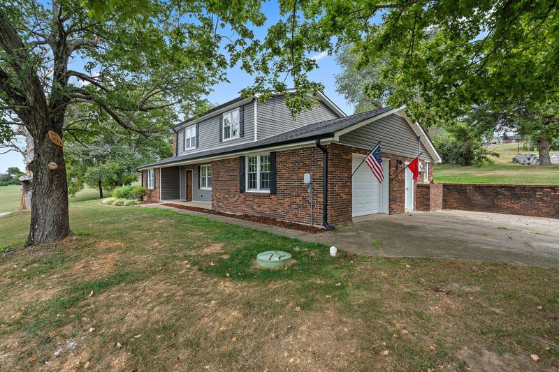 2037 Ridgecrest Cir, Dickson, TN 37055