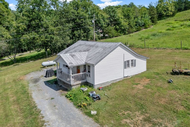 10 Joshua Ln, Pleasant Shade, TN 37145