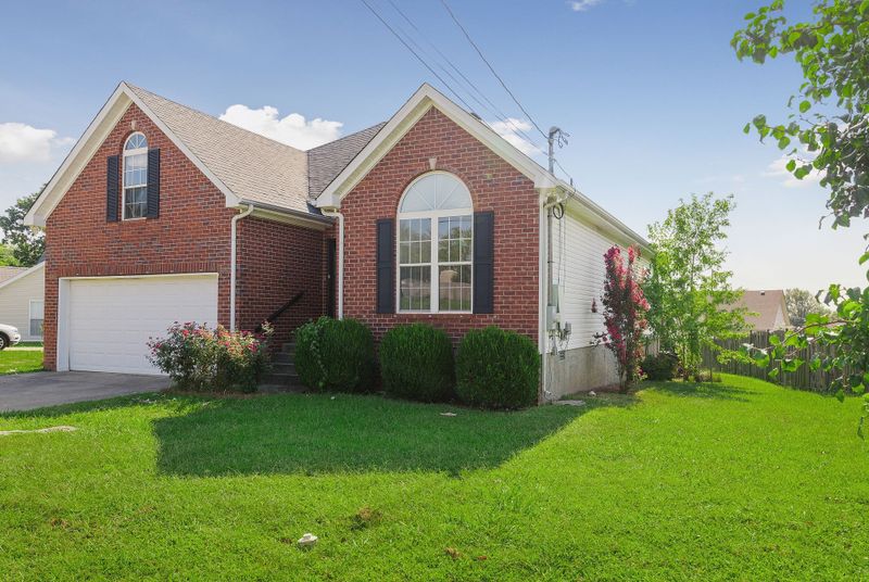 821 Chaney Woods Dr, La Vergne, TN 37086