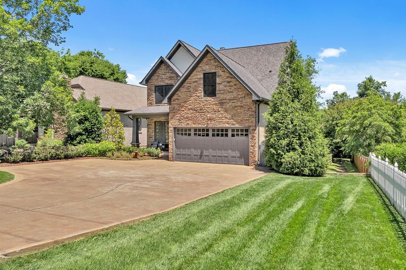 2416A Abbott Martin Rd, Nashville, TN 37215
