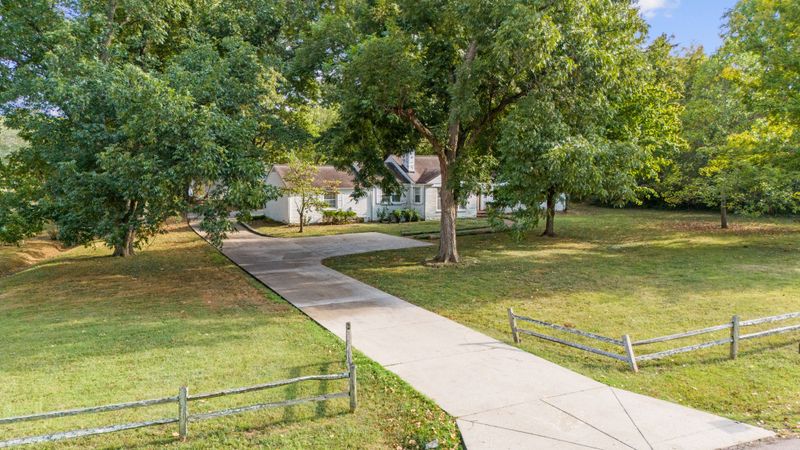 6325 Robin Hill Rd, Nashville, TN 37205