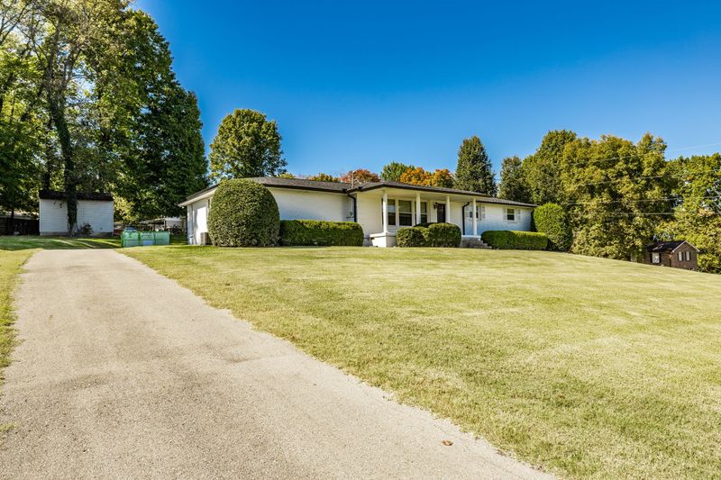 126 Cherokee Rd, Hendersonville, TN 37075
