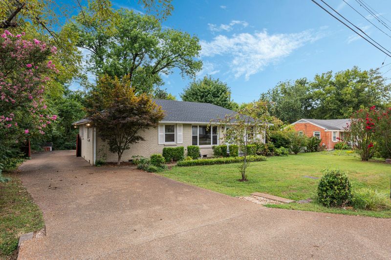 571 Highcrest Dr, Nashville, TN 37211