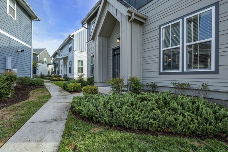 1042 Treaty Oaks Dr, Nashville, TN 37209
