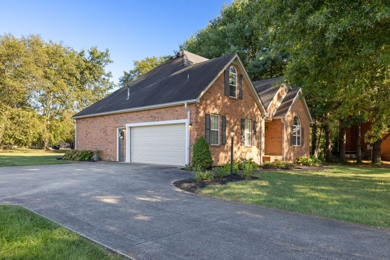 2015 Keenland Dr, Murfreesboro, TN 37127