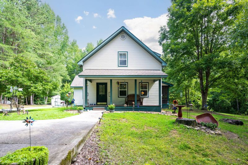 1507 Joe Thompson Rd, Rocky Face, GA 30740