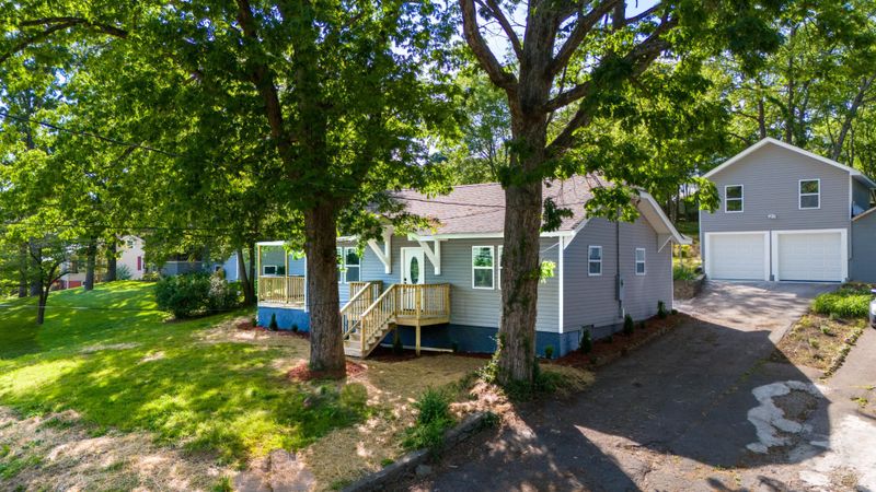222 Lakeview Dr, Rossville, GA 30741