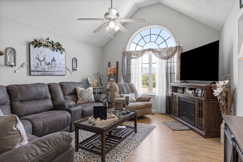 184 Lookout Cir, Trenton, GA 30752