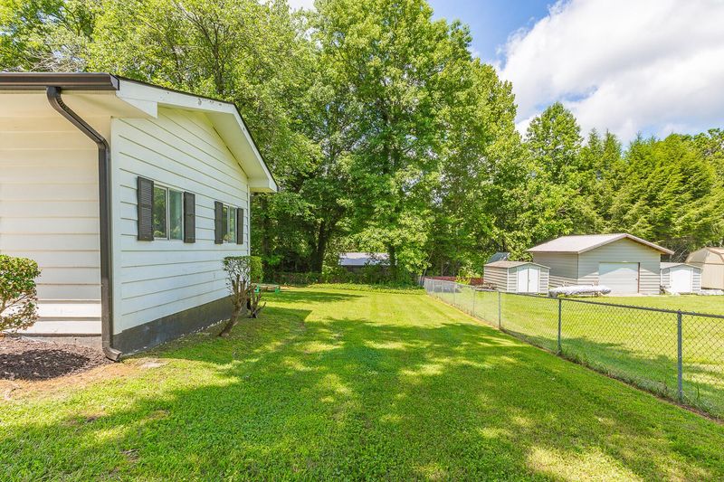 1322 N Michael Dr, Tunnel Hill, GA 30755