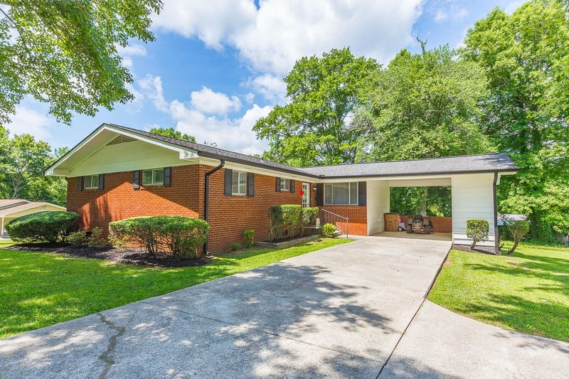 1322 N Michael Dr, Tunnel Hill, GA 30755