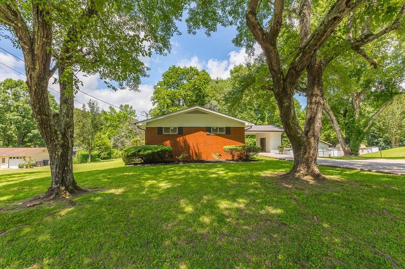 1322 N Michael Dr, Tunnel Hill, GA 30755